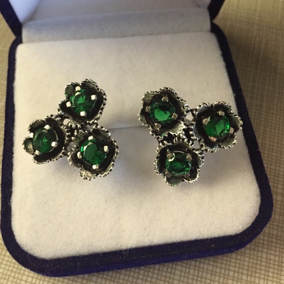 Pretty Sytylish Green Quartz earrings - Picture 1 of 4